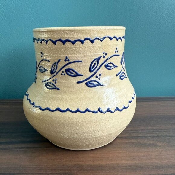 Vintage Studio Pottery Vase Off White Blue Flower Signed Tori Henry Chubby - Picture 2 of 11